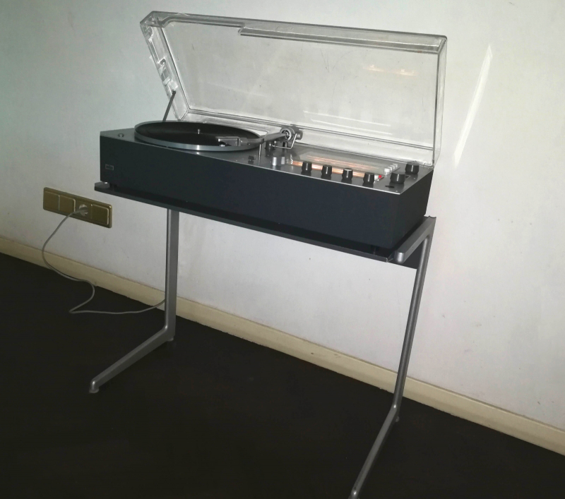 braun audio 310 in anthrazit mit kangaroo sidetable auch von dieter rams design braun audio 310 in anthrazit mit kangaroo sidetable auch von dieter rams design