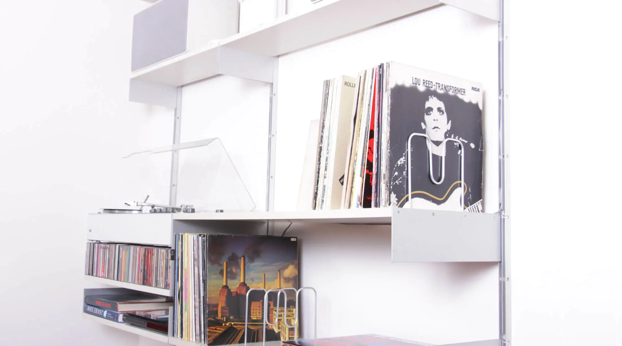 Vitsoe 606 Vintage Regal mit nachgerüsteten Vinylhalterungen und L 625 Lautsprechern und eingehängter audio 310