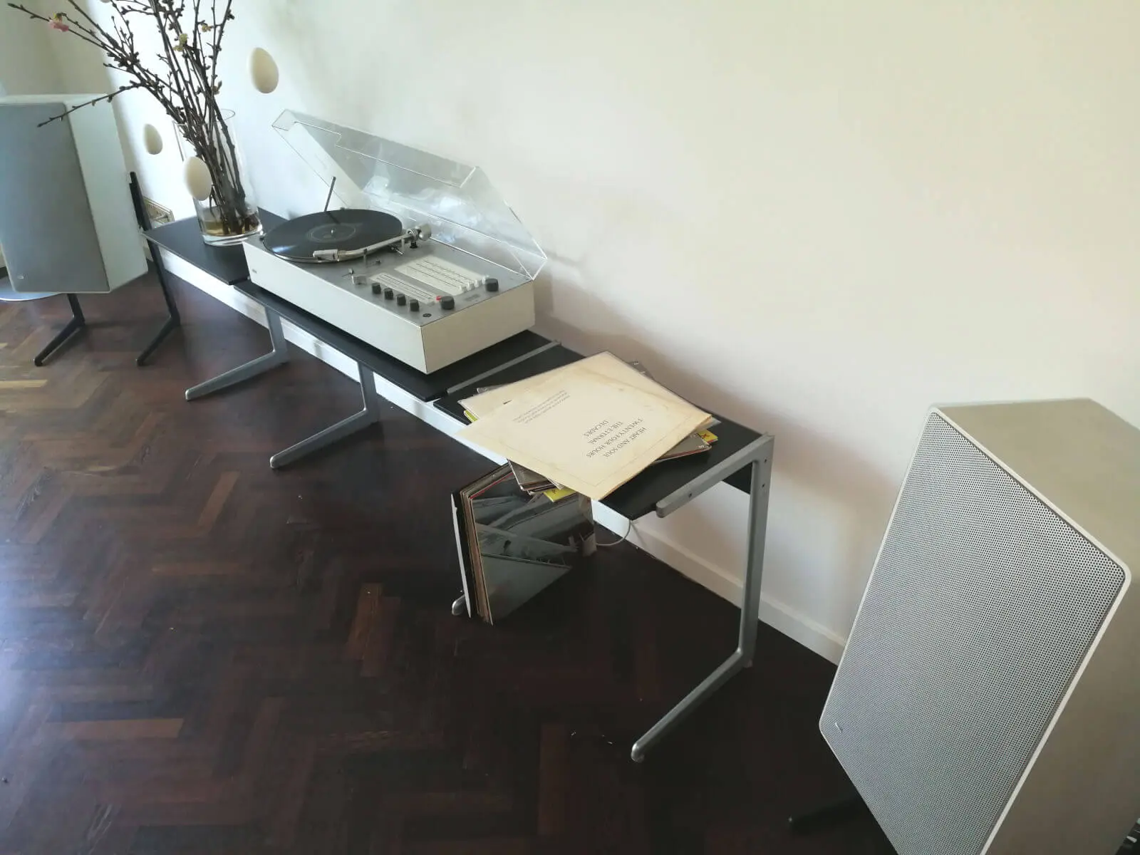 braun audio 310 white & kangaroo & L 710 with LF700 speakerstands braun audio 310 white & kangaroo & L 710 with LF700 speakerstands